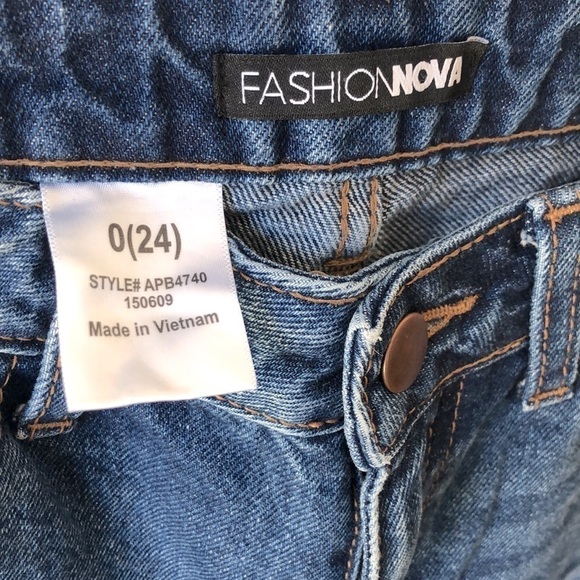 FASHION NOVA DISTRESSED JEANS  | SIZE 0 (24) - Picture 4 of 8